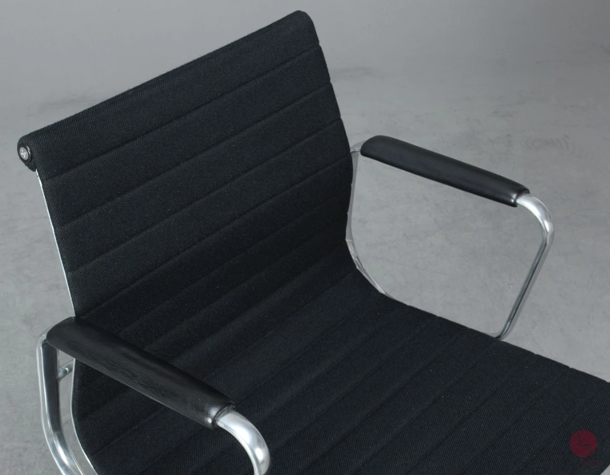 Vitra EA 108 Aluminium Chair Hopsak + Armauflagen Schwarz gebraucht Vitra EA 108 Aluminium Chair Hopsak + Armauflagen Schwarz gebraucht