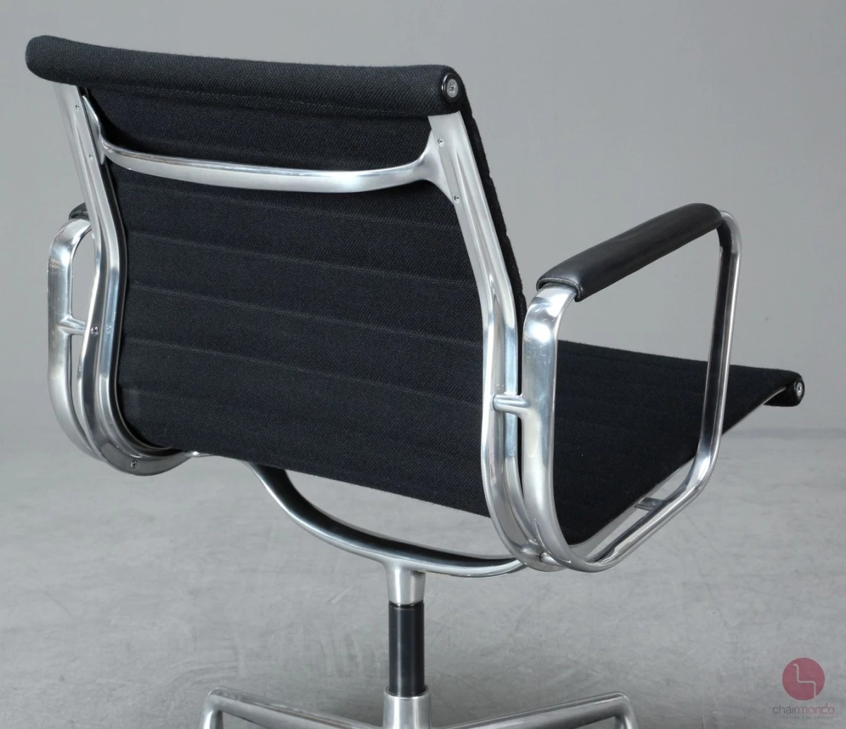 Vitra EA 108 Aluminium Chair Hopsak + Armauflagen Schwarz gebraucht Vitra EA 108 Aluminium Chair Hopsak + Armauflagen Schwarz gebraucht