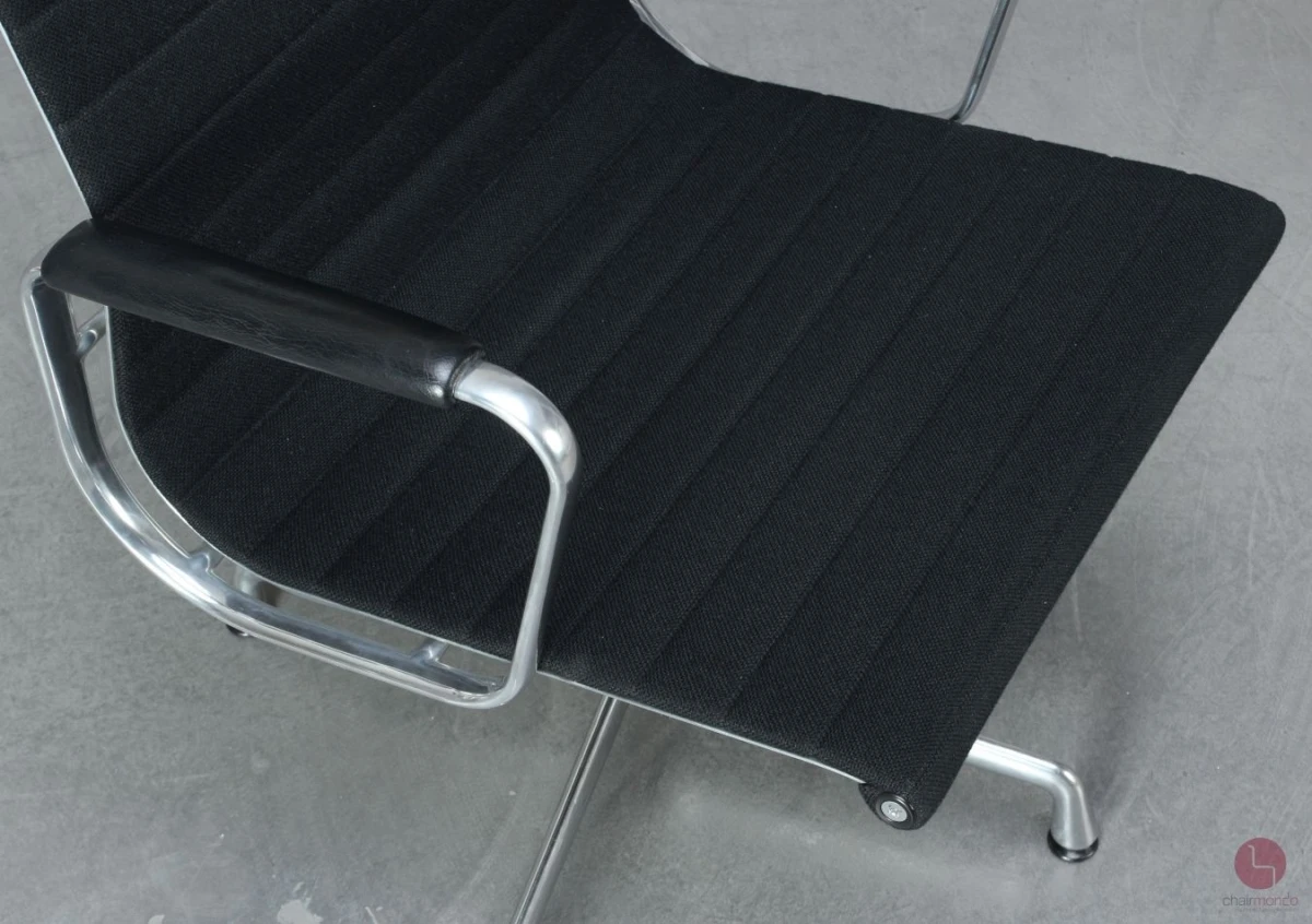 Vitra EA 108 Aluminium Chair Hopsak + Armauflagen Schwarz gebraucht