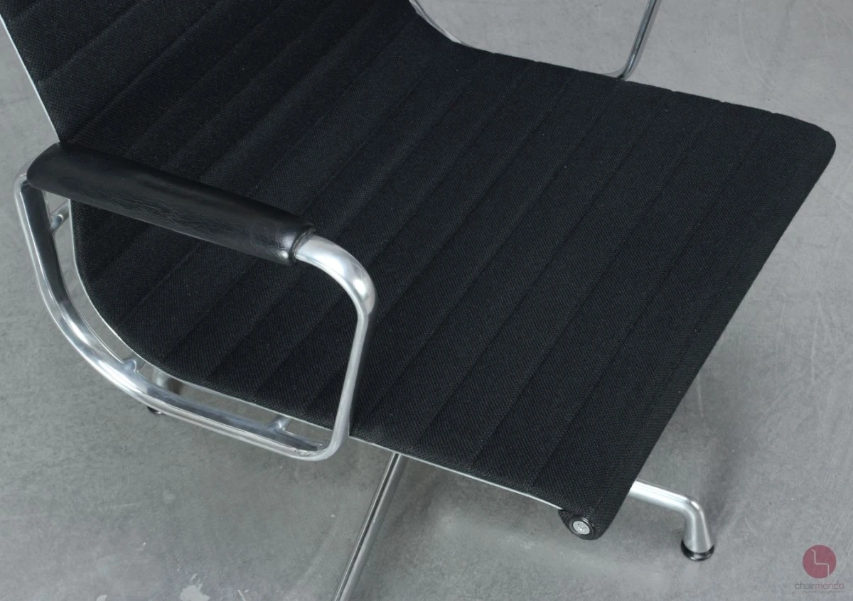 Vitra EA 108 Aluminium Chair Hopsak + Armauflagen Schwarz gebraucht Vitra EA 108 Aluminium Chair Hopsak + Armauflagen Schwarz gebraucht