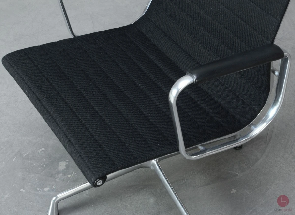 Vitra EA 108 Aluminium Chair Hopsak + Armauflagen Schwarz gebraucht Vitra EA 108 Aluminium Chair Hopsak + Armauflagen Schwarz gebraucht