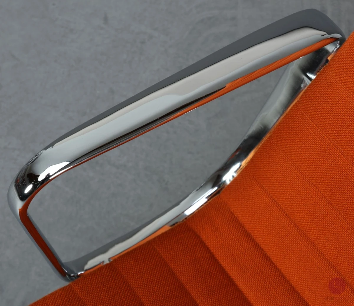 Vitra-EA-116-Hopsak-Ocker-gebraucht-Armlehne-1