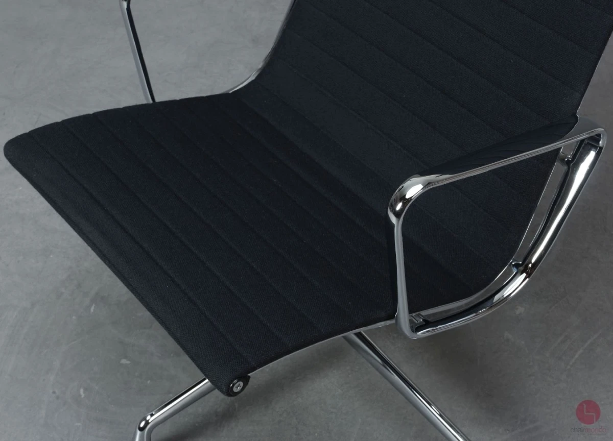 Vitra-EA-116-Hopsak-Schwarz-gebraucht-Sitzfläche-Detailansicht-rechts-S4770
