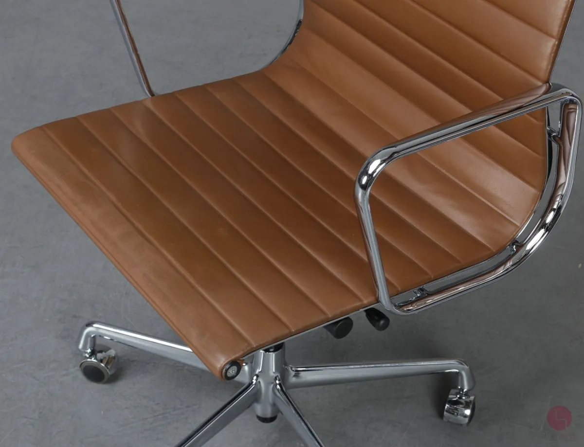 Vitra EA 117 Aluminium Chair mit braunem Leder Gestell verchromt gebraucht
