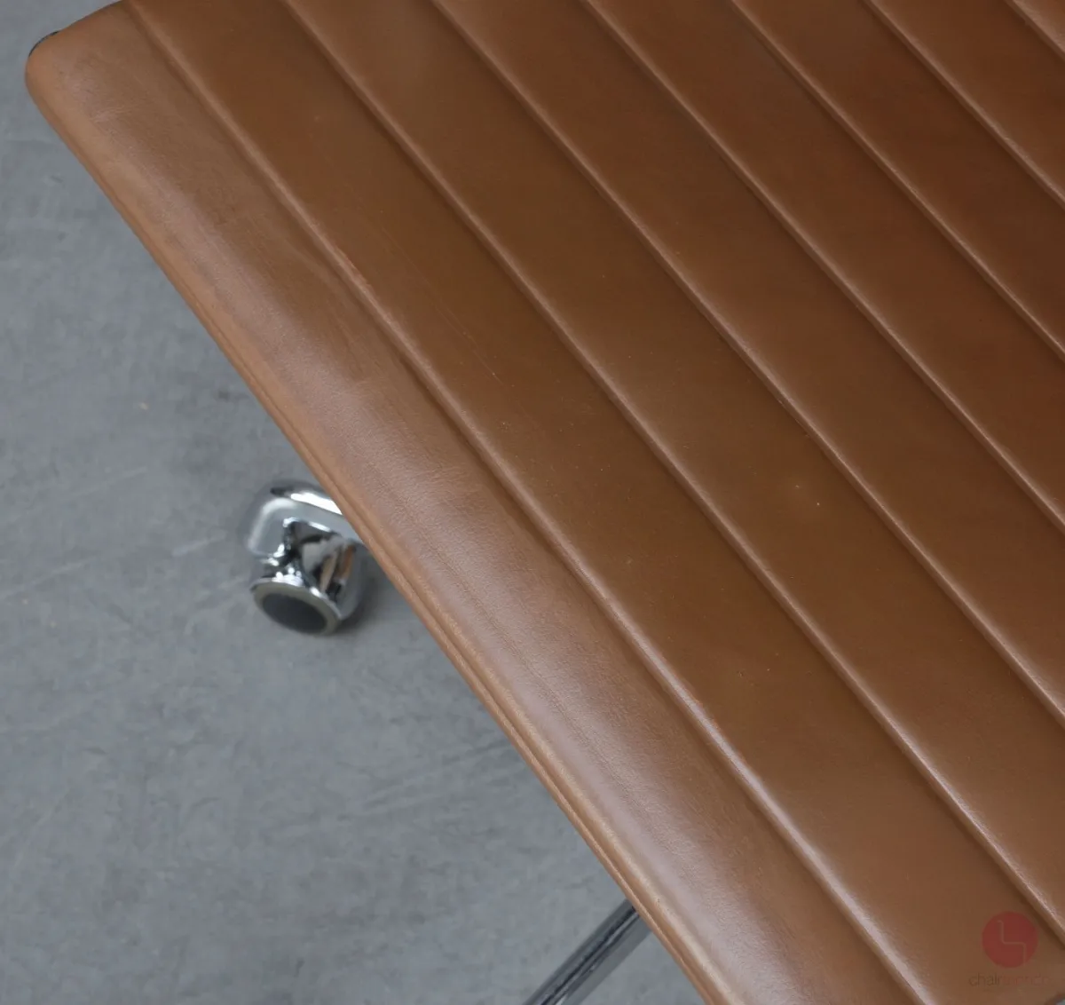 Vitra EA 117 Aluminium Chair mit braunem Leder Gestell verchromt gebraucht