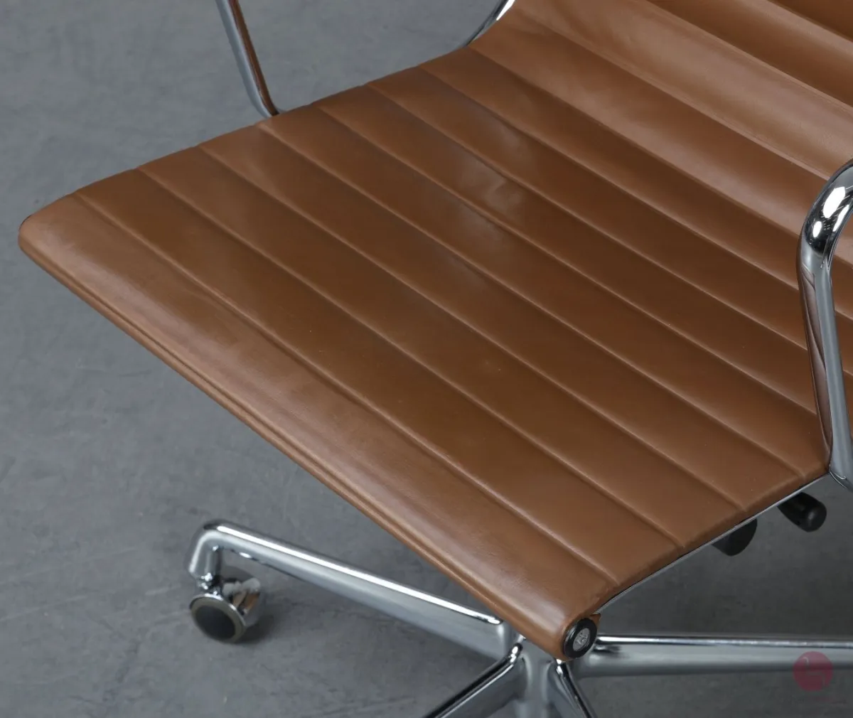 Vitra EA 117 Aluminium Chair mit braunem Leder Gestell verchromt gebraucht