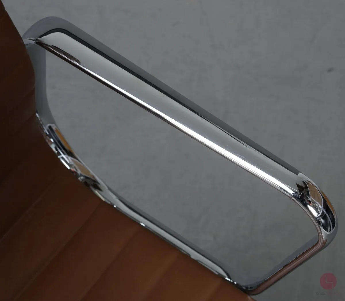Vitra EA 117 Aluminium Chair mit braunem Leder Gestell verchromt gebraucht