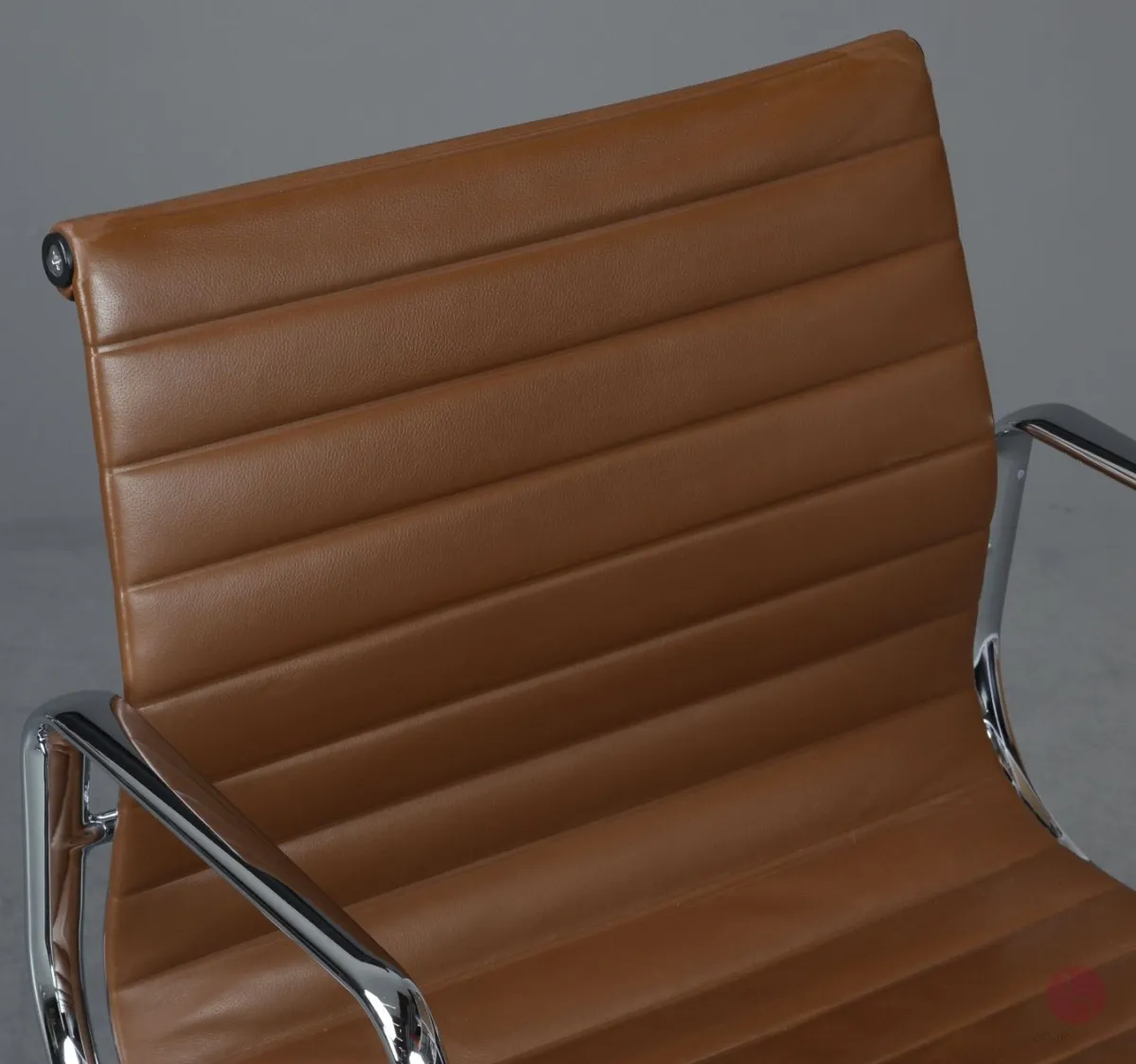 Vitra EA 117 Aluminium Chair mit braunem Leder Gestell verchromt gebraucht