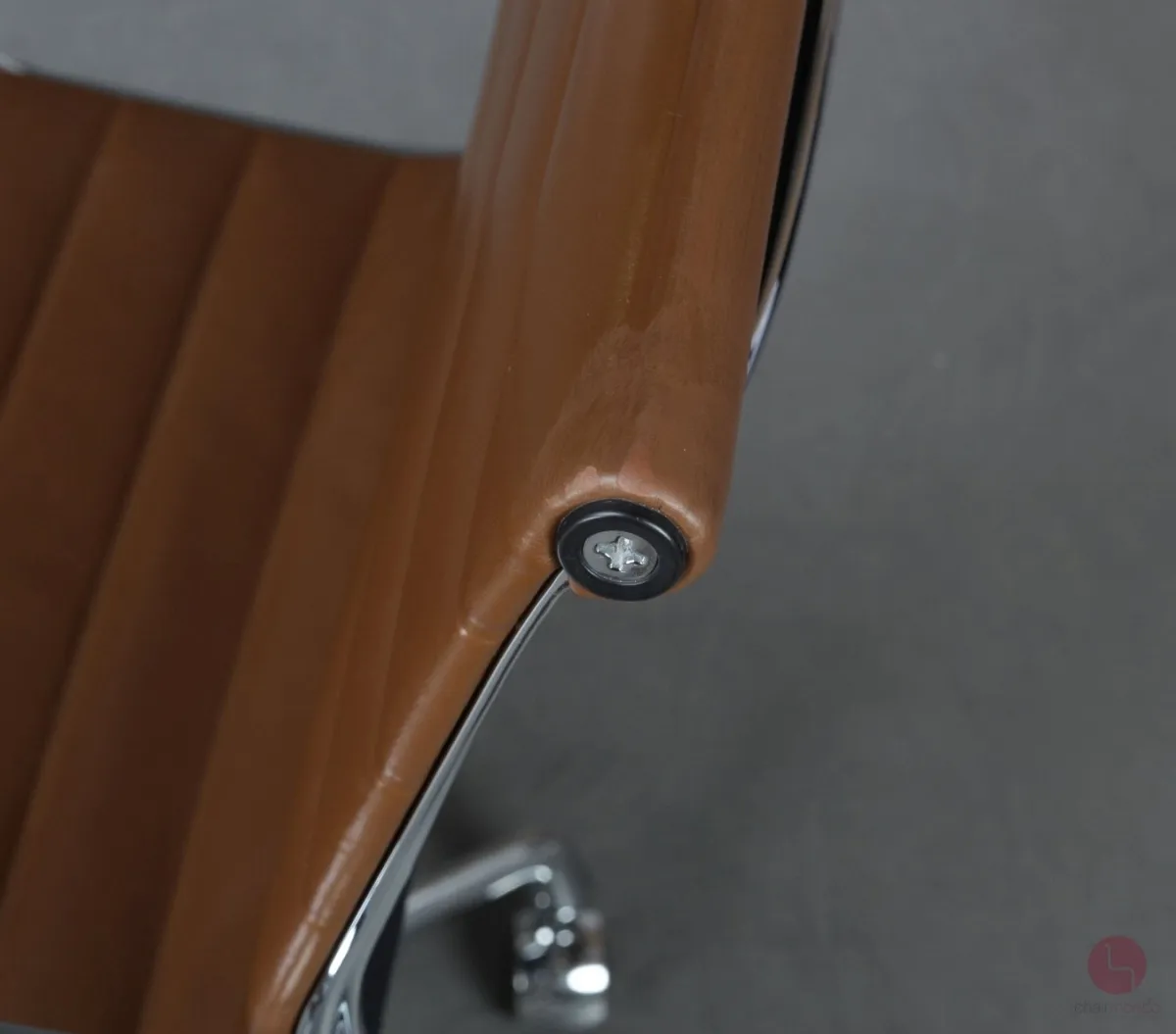 Vitra EA 117 Aluminium Chair mit braunem Leder Gestell verchromt gebraucht