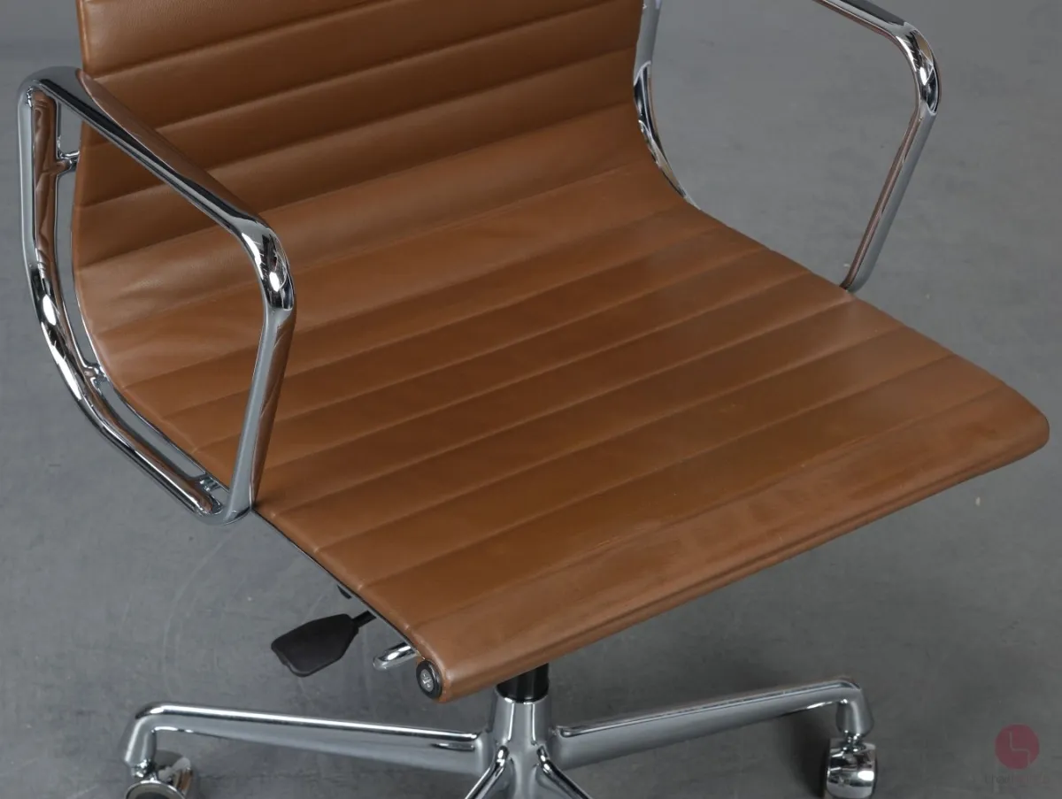 Vitra EA 117 Aluminium Chair mit braunem Leder Gestell verchromt gebraucht