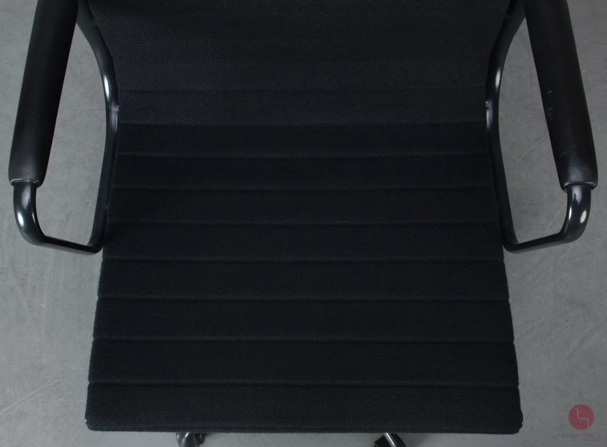 Vitra EA 119 Aluminium Chair Hopsak Schwarz Gestell Schwarz gebraucht Vitra EA 119 Aluminium Chair Hopsak Schwarz Gestell Schwarz gebraucht