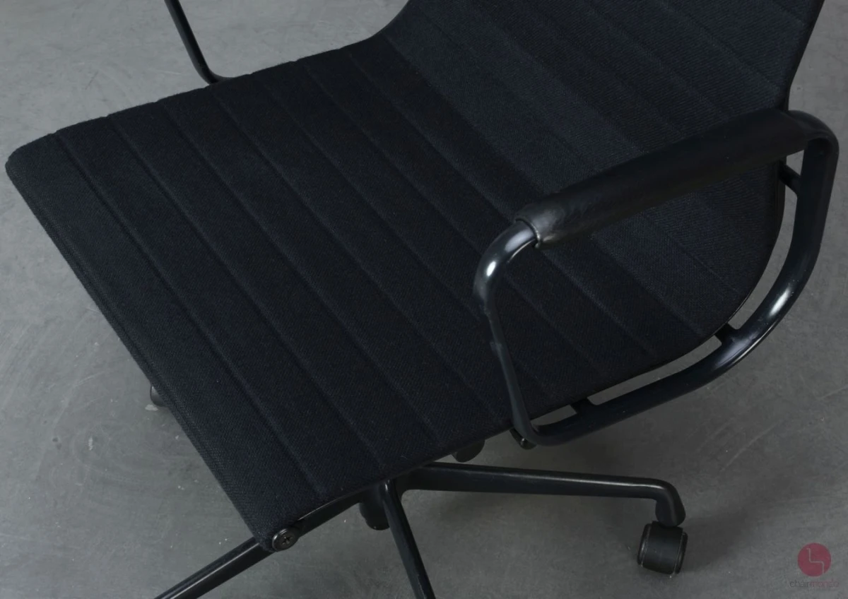 Vitra EA 119 Aluminium Chair Hopsak Schwarz Gestell Schwarz gebraucht Vitra EA 119 Aluminium Chair Hopsak Schwarz Gestell Schwarz gebraucht