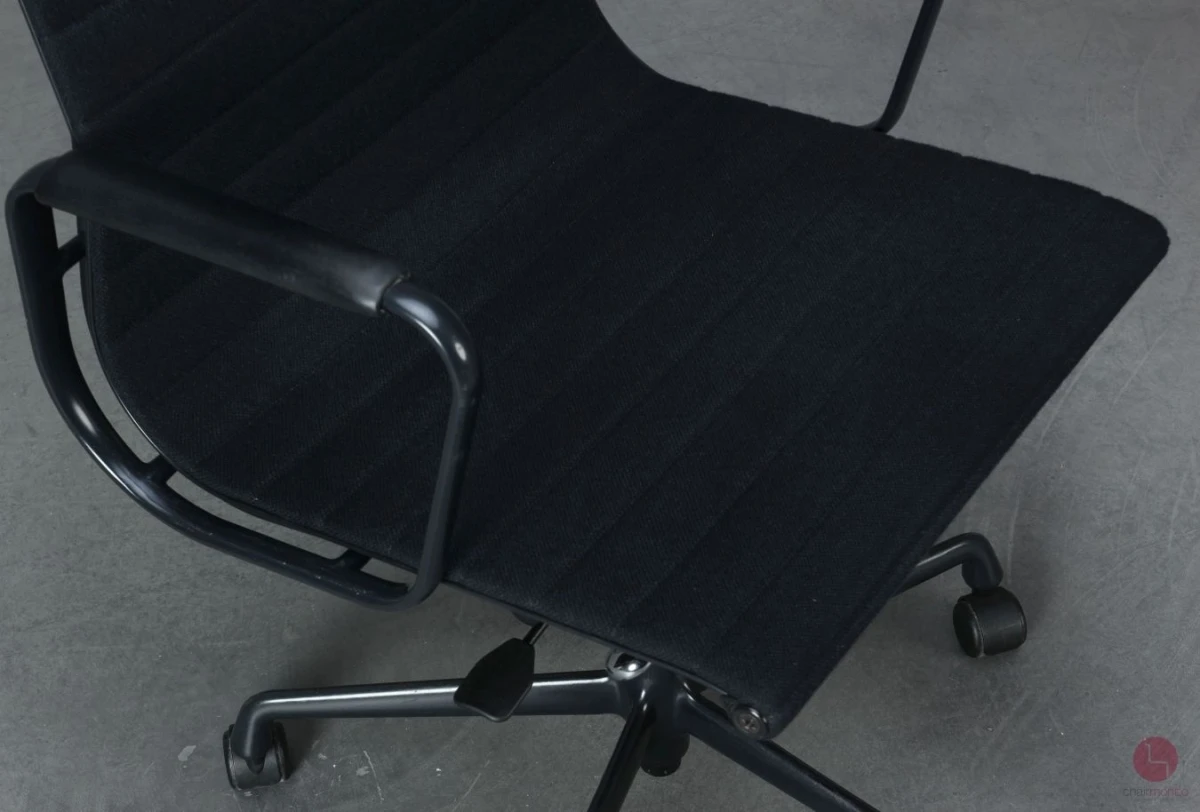 Vitra EA 119 Aluminium Chair Hopsak Schwarz Gestell Schwarz gebraucht Vitra EA 119 Aluminium Chair Hopsak Schwarz Gestell Schwarz gebraucht