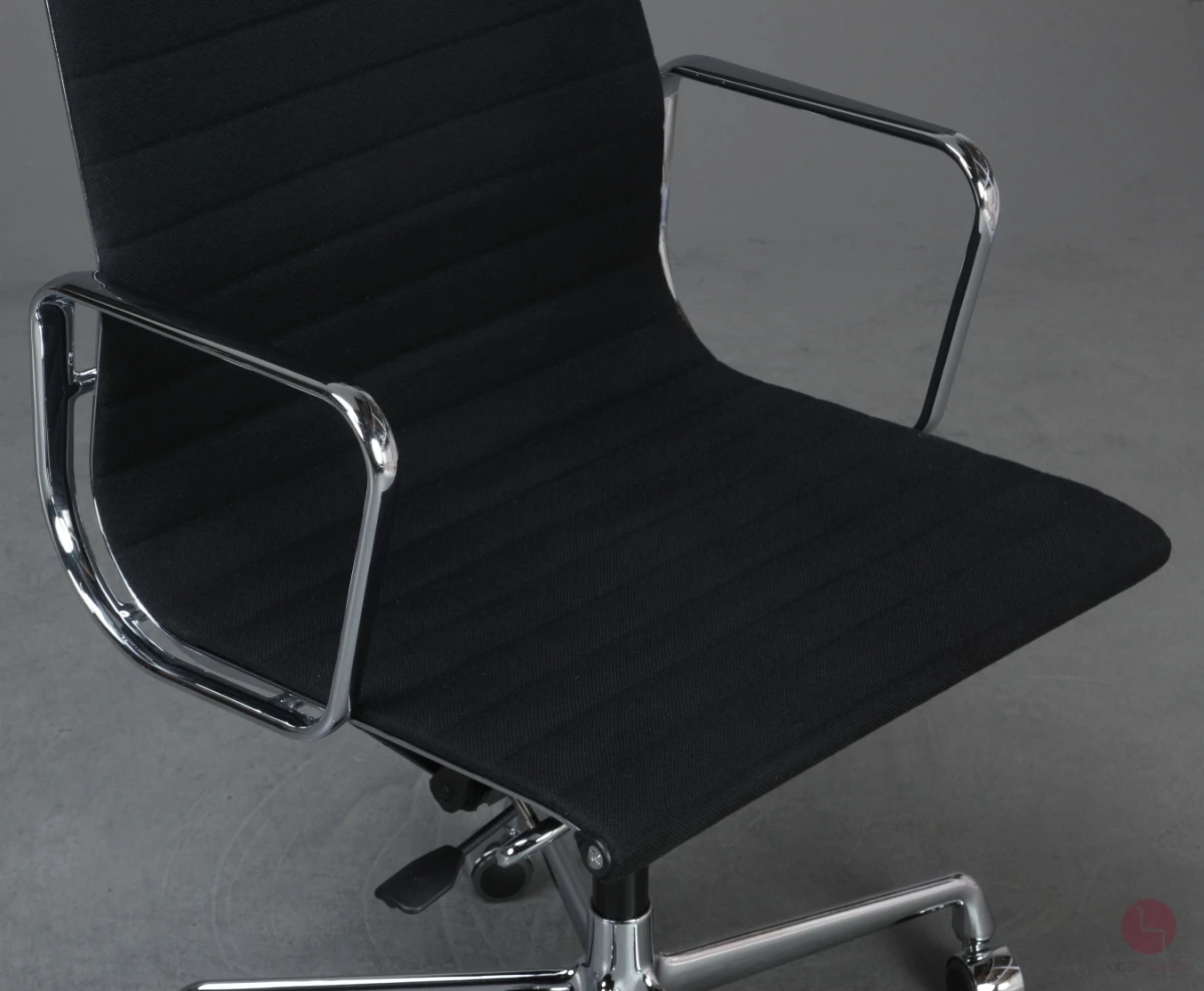 Vitra EA 119 Bürostuhl mit schwarzem Hopsak gebraucht