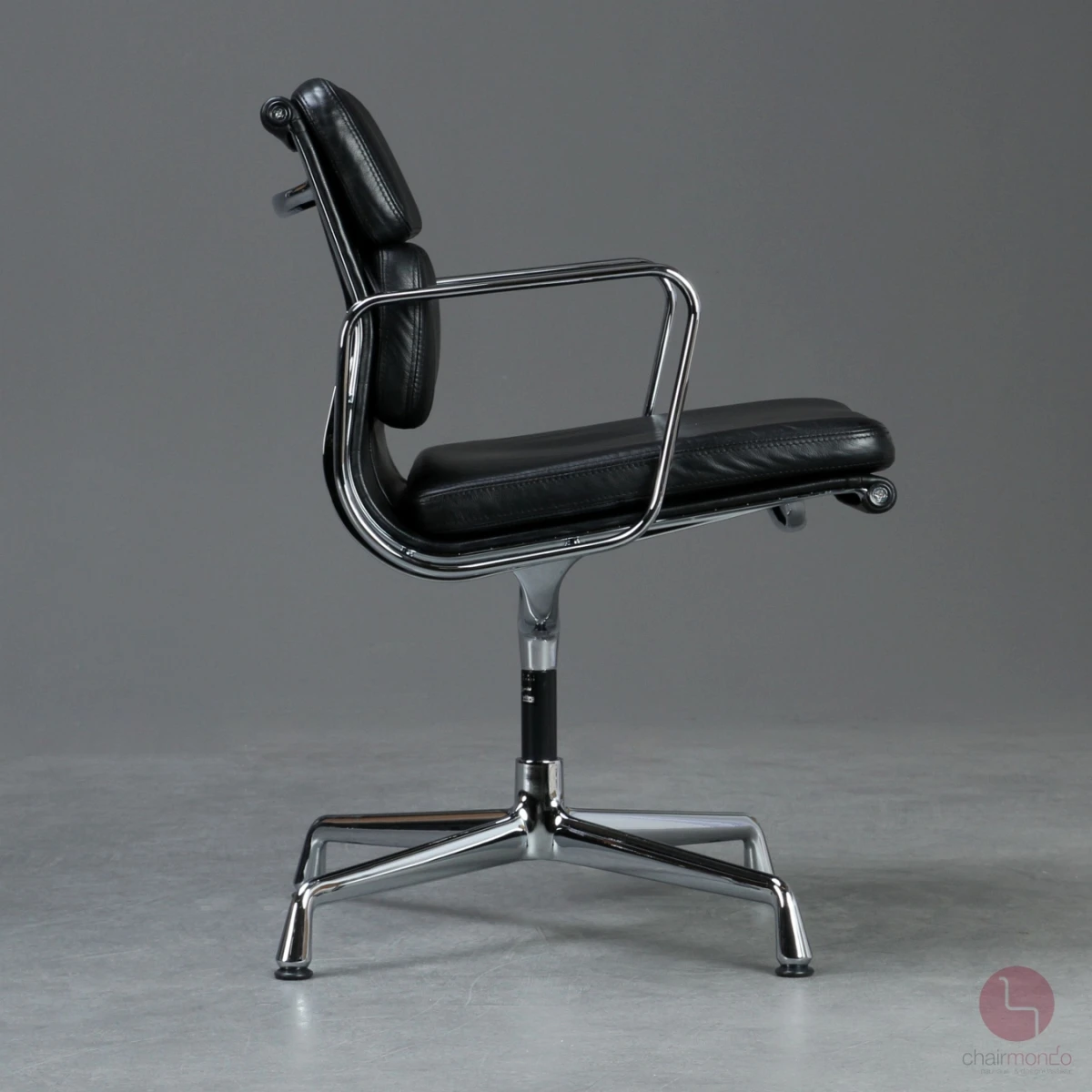 Vitra EA 208 Soft Pad Bürostuhl mit schwarzem Leder gebraucht Vitra EA 208 Soft Pad Bürostuhl mit schwarzem Leder gebraucht