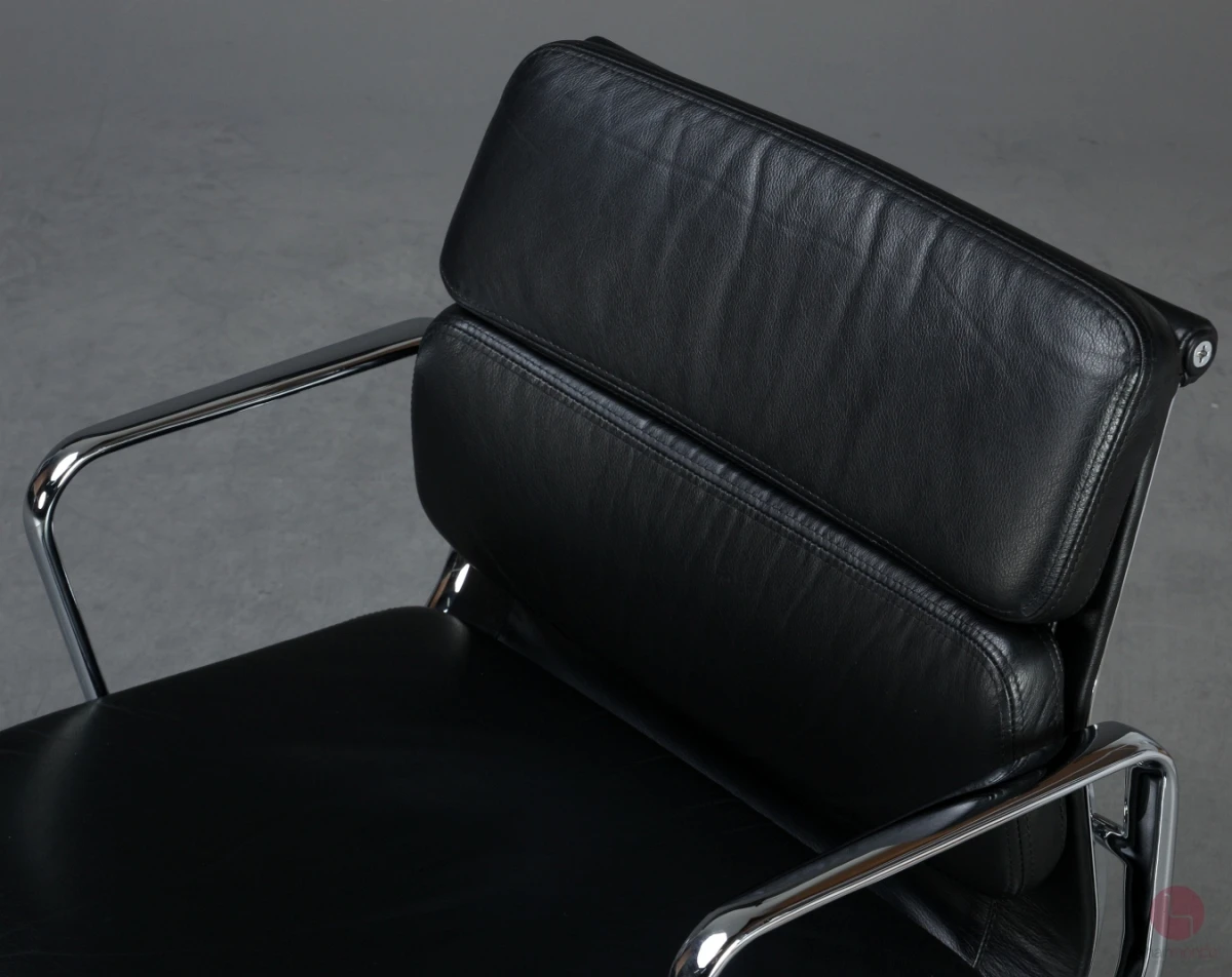 Vitra EA 208 Soft Pad Bürostuhl mit schwarzem Leder gebraucht Vitra EA 208 Soft Pad Bürostuhl mit schwarzem Leder gebraucht