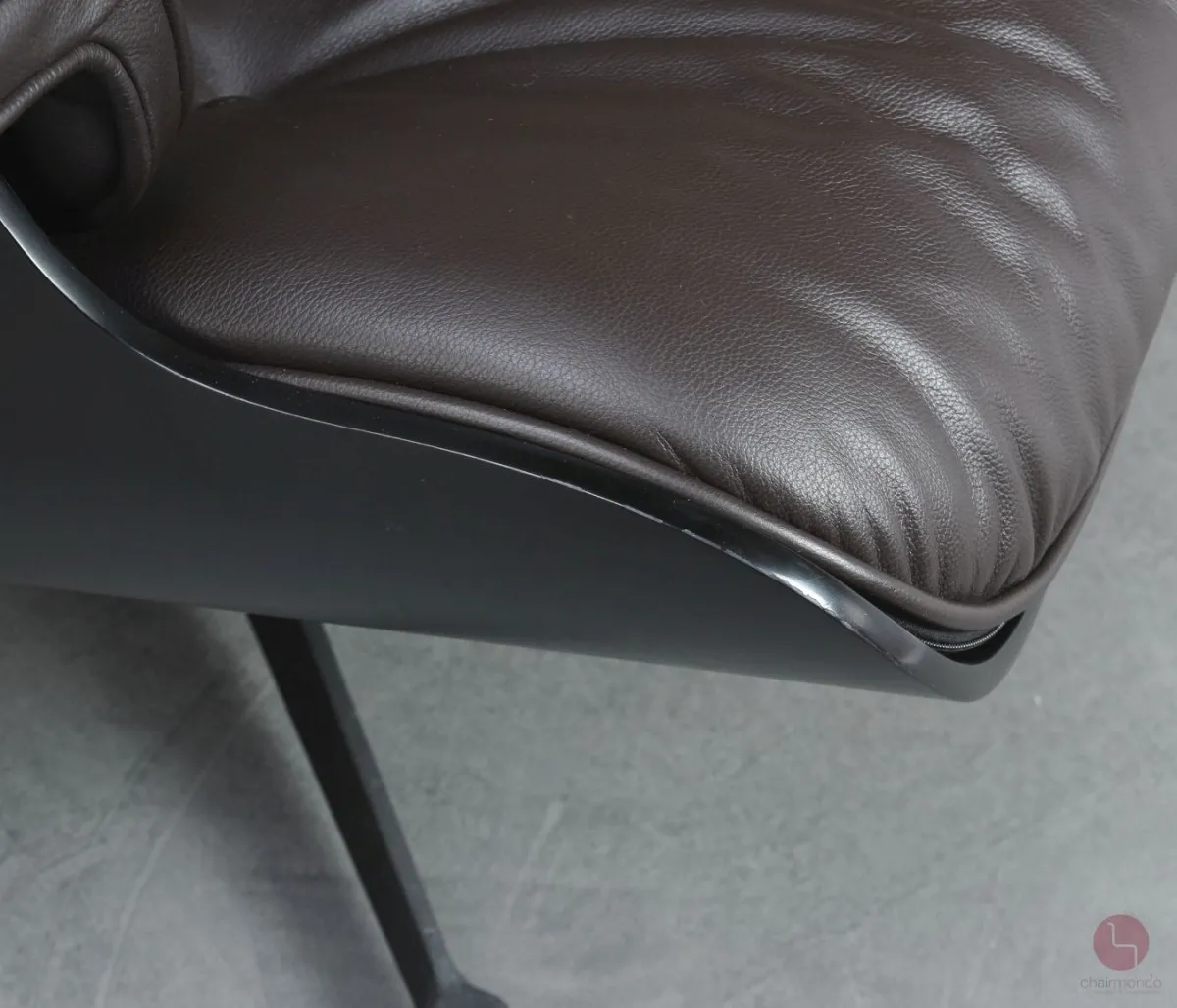 Vitra Eames Lounge Chair Schwarz mit dunkelbraunem Leder gebraucht