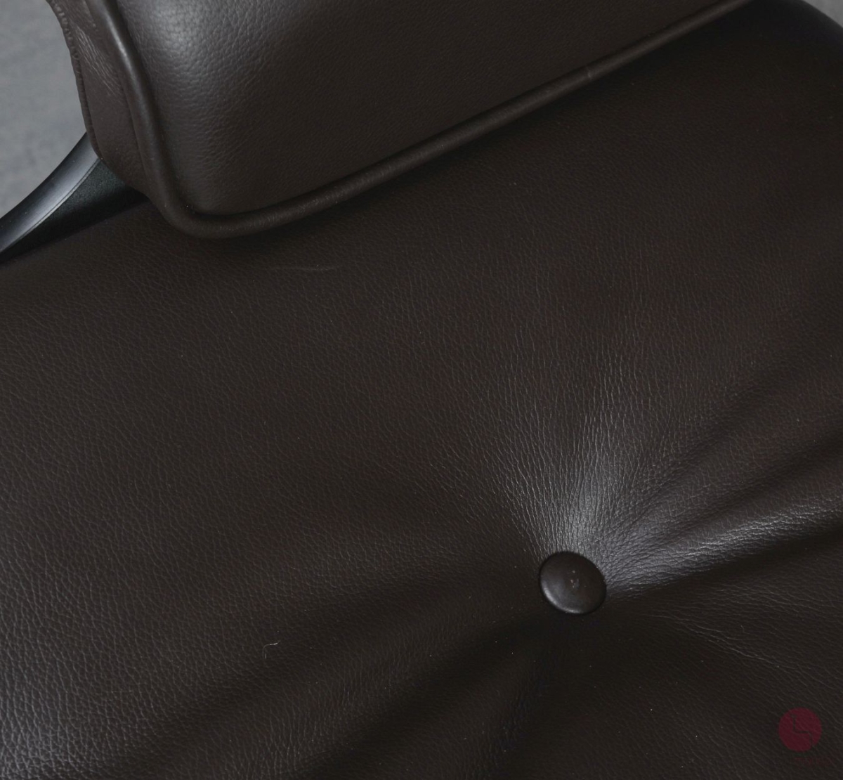 Vitra Eames Lounge Chair Schwarz mit dunkelbraunem Leder gebraucht