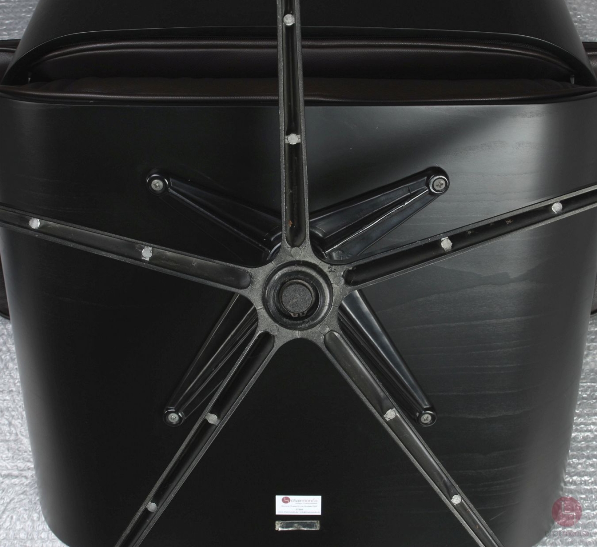 Vitra Eames Lounge Chair Schwarz mit dunkelbraunem Leder gebraucht