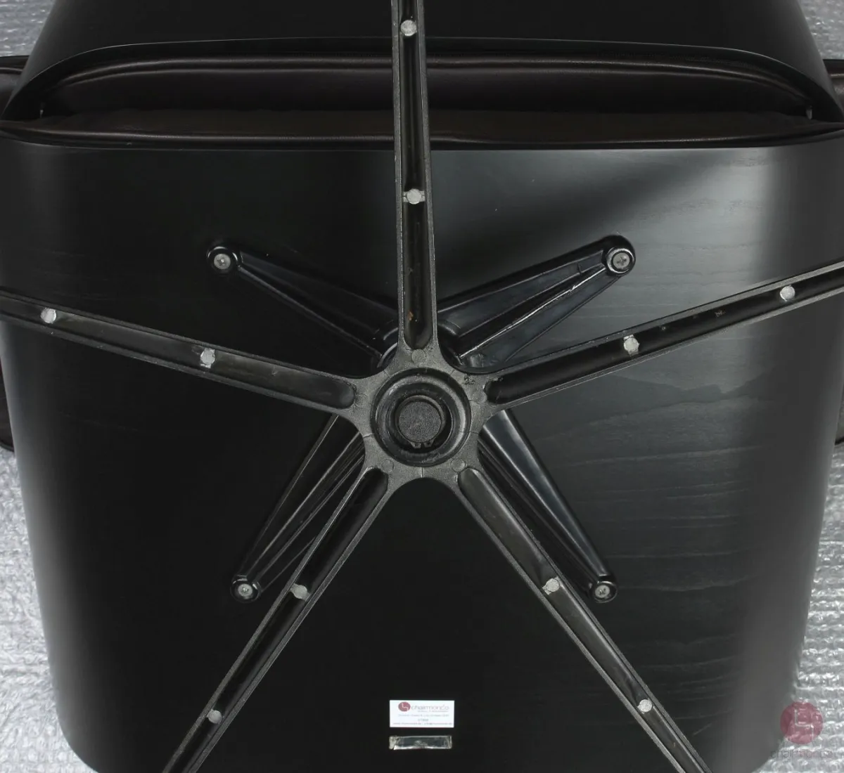 Vitra Eames Lounge Chair Schwarz mit dunkelbraunem Leder gebraucht