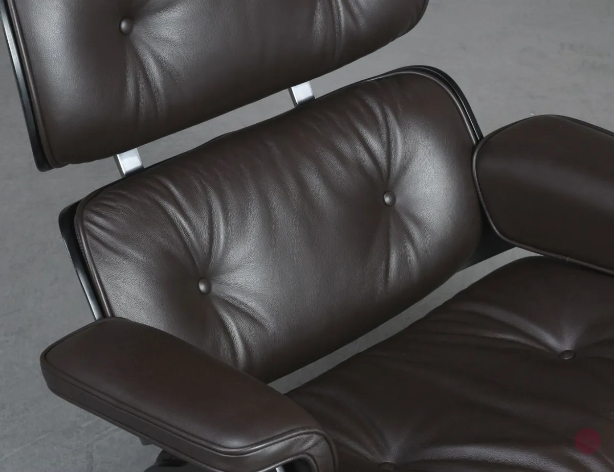 Vitra Eames Lounge Chair Schwarz mit dunkelbraunem Leder gebraucht