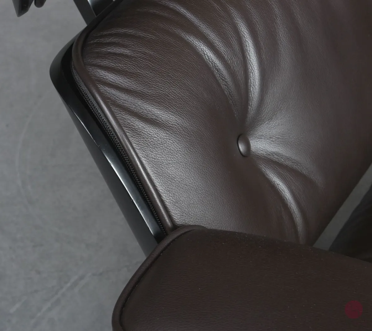 Vitra Eames Lounge Chair Schwarz mit dunkelbraunem Leder gebraucht