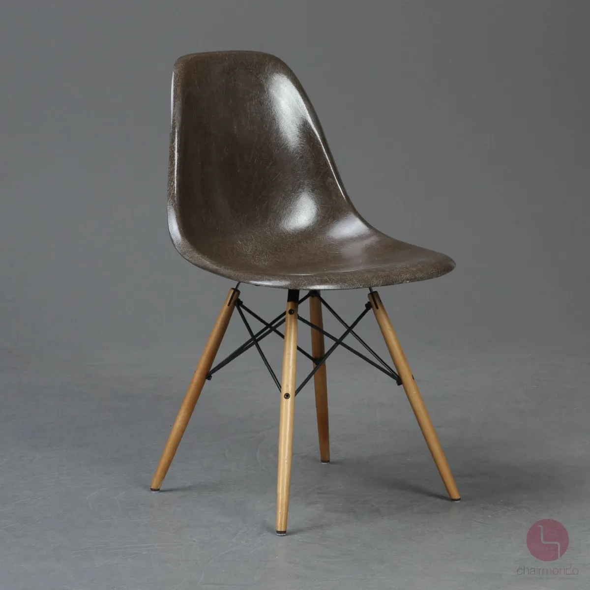 Vitra Eames Side Chair Braun Fiberglass mit Holzgestell gebraucht