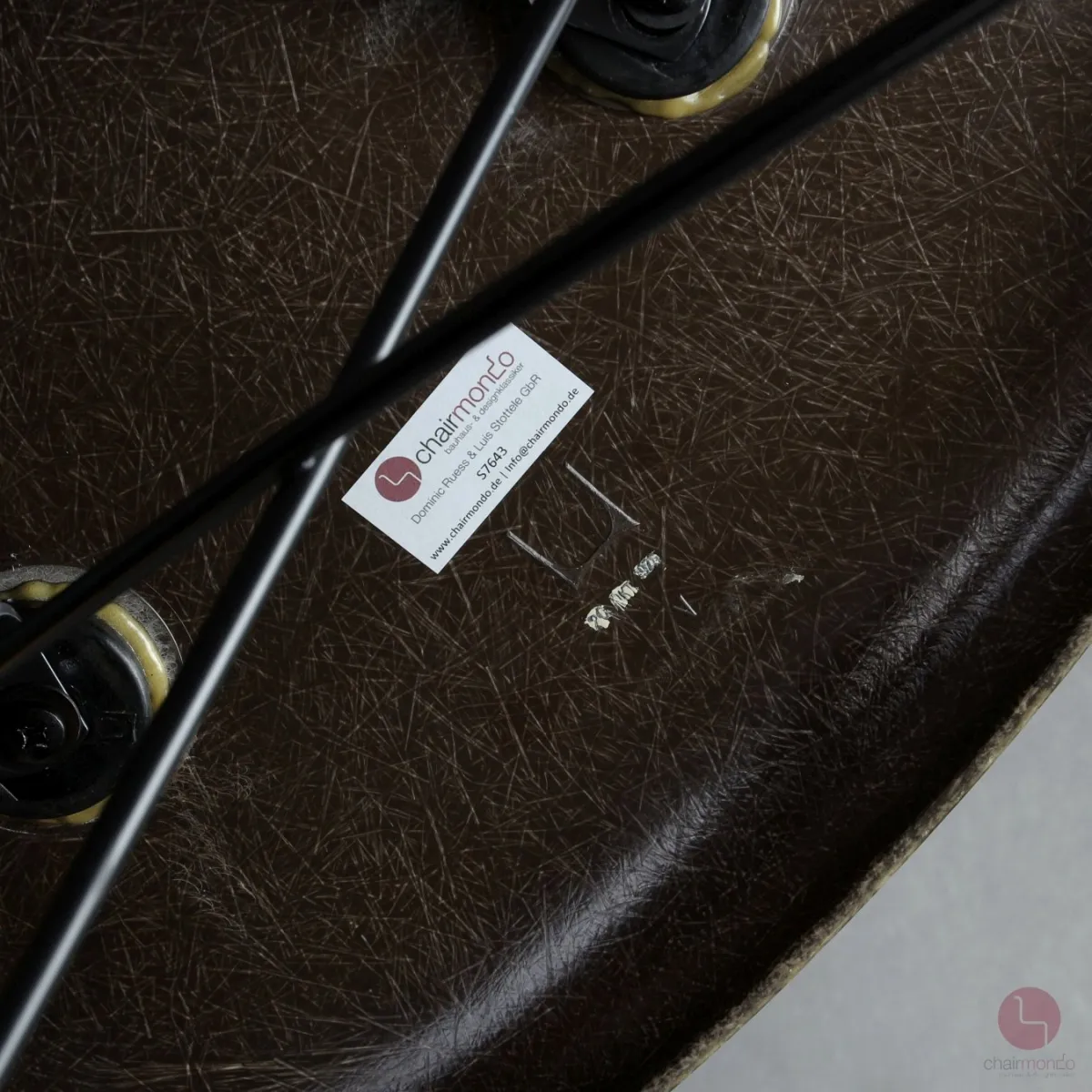 Vitra Eames Side Chair Braun Fiberglass mit Holzgestell gebraucht