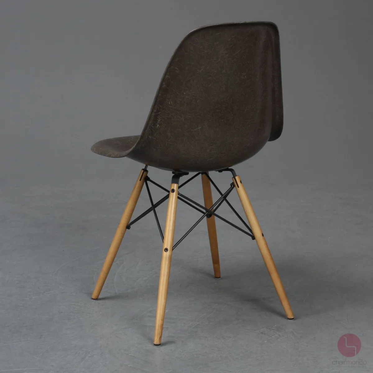 Vitra Eames Side Chair Braun Fiberglass mit Holzgestell gebraucht