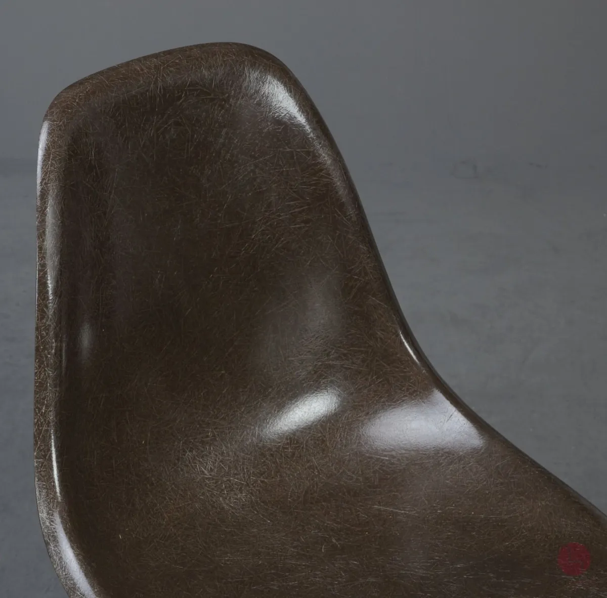 Vitra Eames Side Chair Braun Fiberglass mit Holzgestell gebraucht