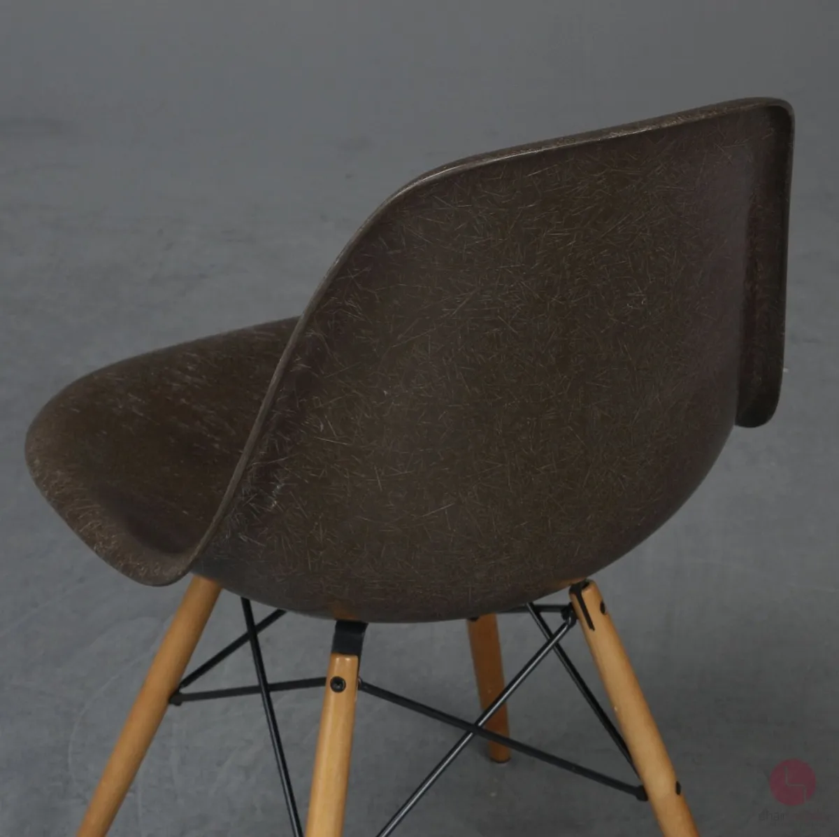 Vitra Eames Side Chair Braun Fiberglass mit Holzgestell gebraucht