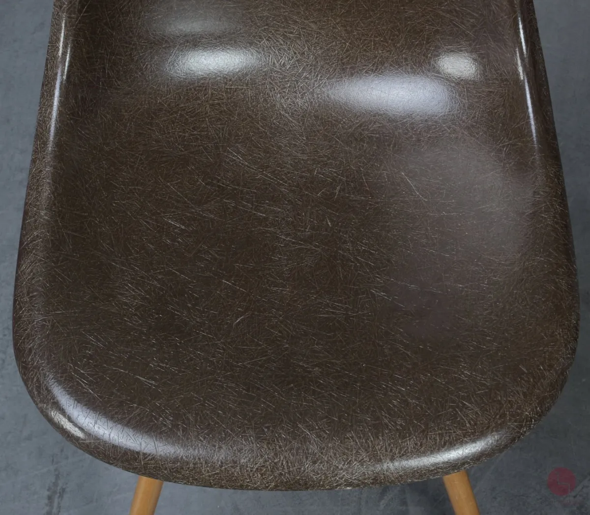 Vitra Eames Side Chair Braun Fiberglass mit Holzgestell gebraucht