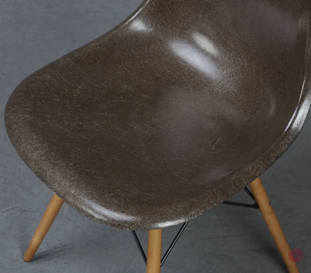 Vitra Eames Side Chair Braun Fiberglass mit Holzgestell gebraucht