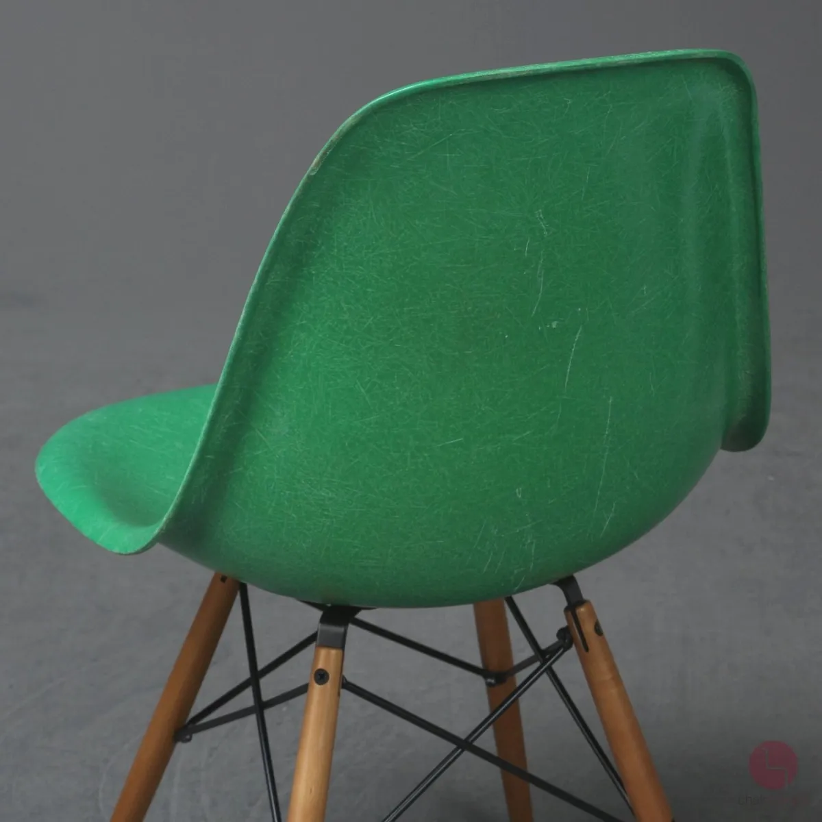 Vitra Eames Side Chair Fiberglass Grün mit Holzgestell gebraucht