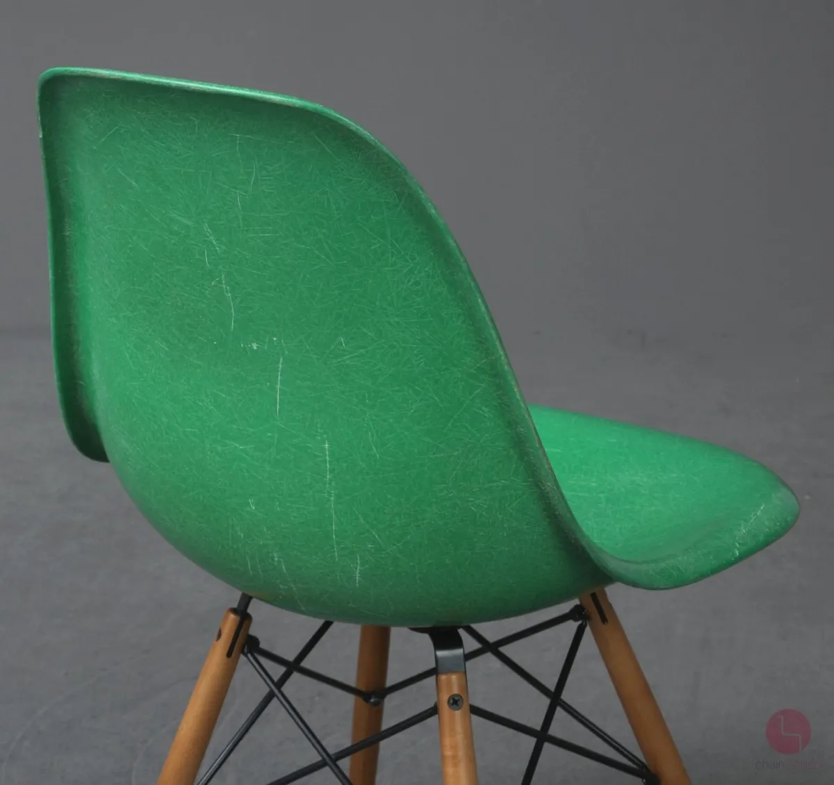 Vitra Eames Side Chair Fiberglass Grün mit Holzgestell gebraucht