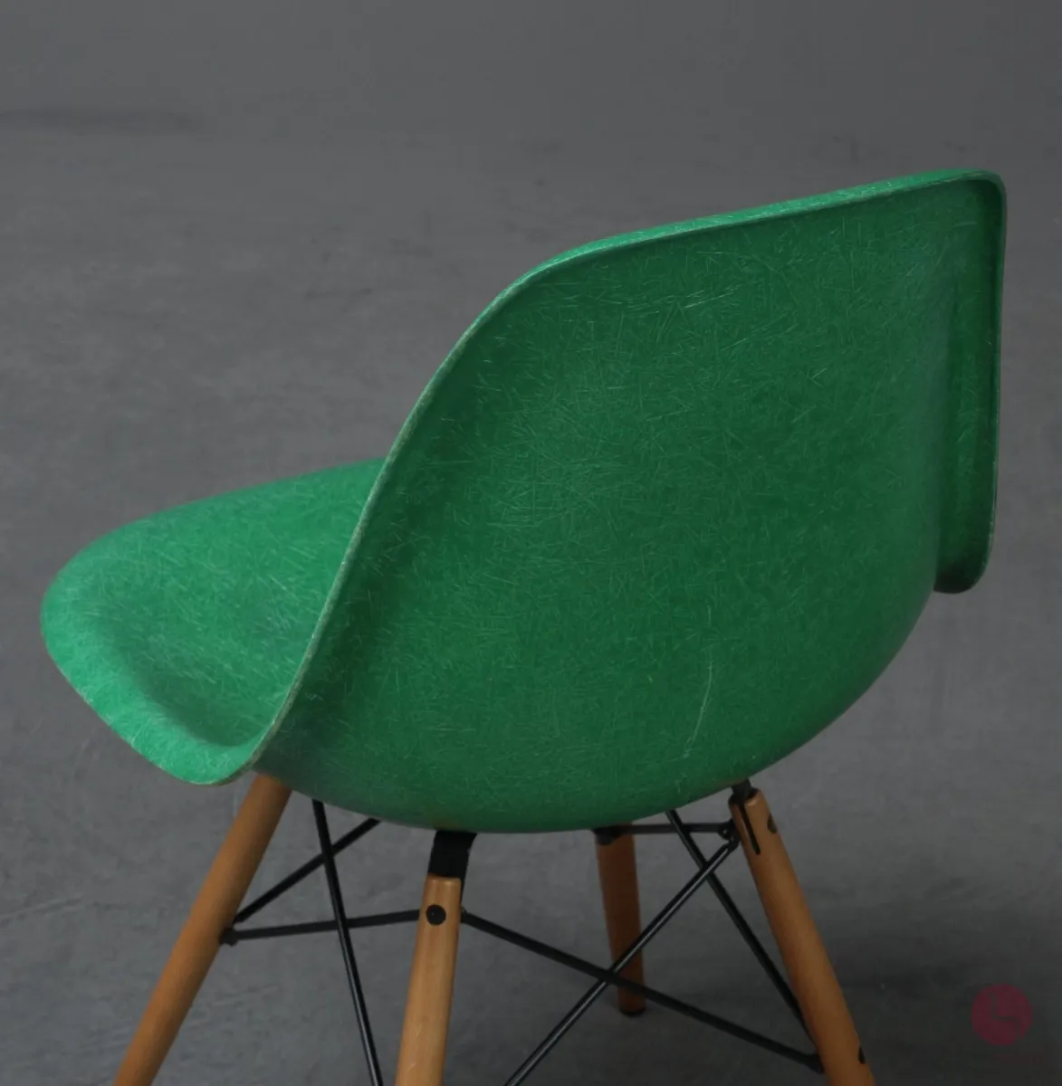 Vitra Eames Side Chair Fiberglass Grün mit Holzgestell gebraucht