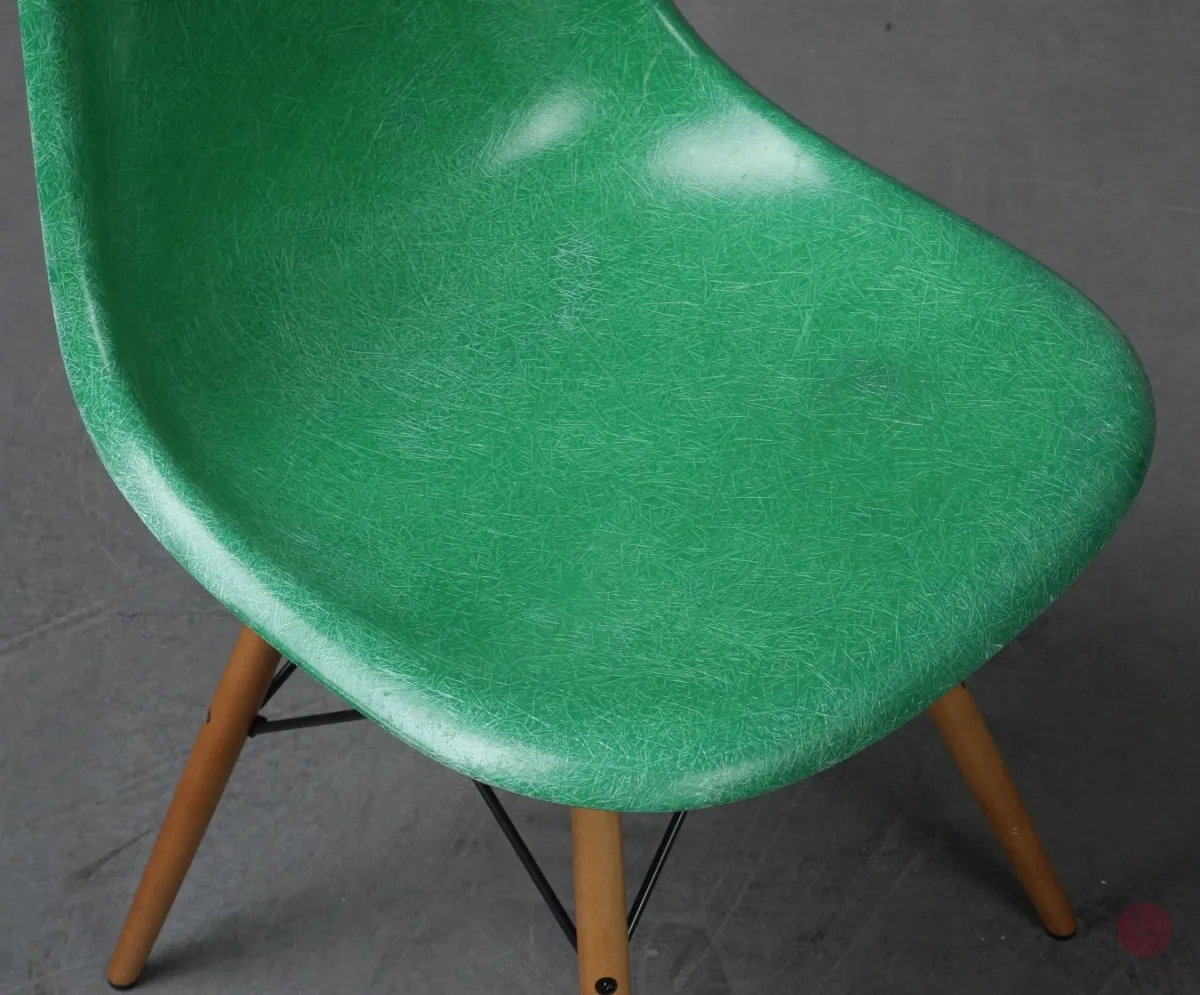 Vitra Eames Side Chair Fiberglass Grün mit Holzgestell gebraucht