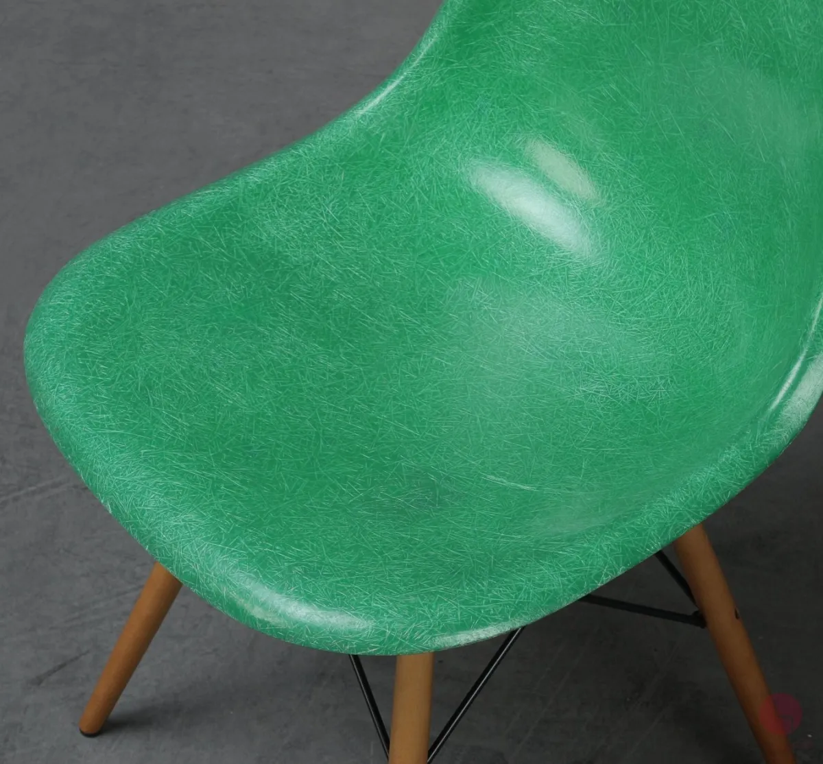 Vitra Eames Side Chair Fiberglass Grün mit Holzgestell gebraucht