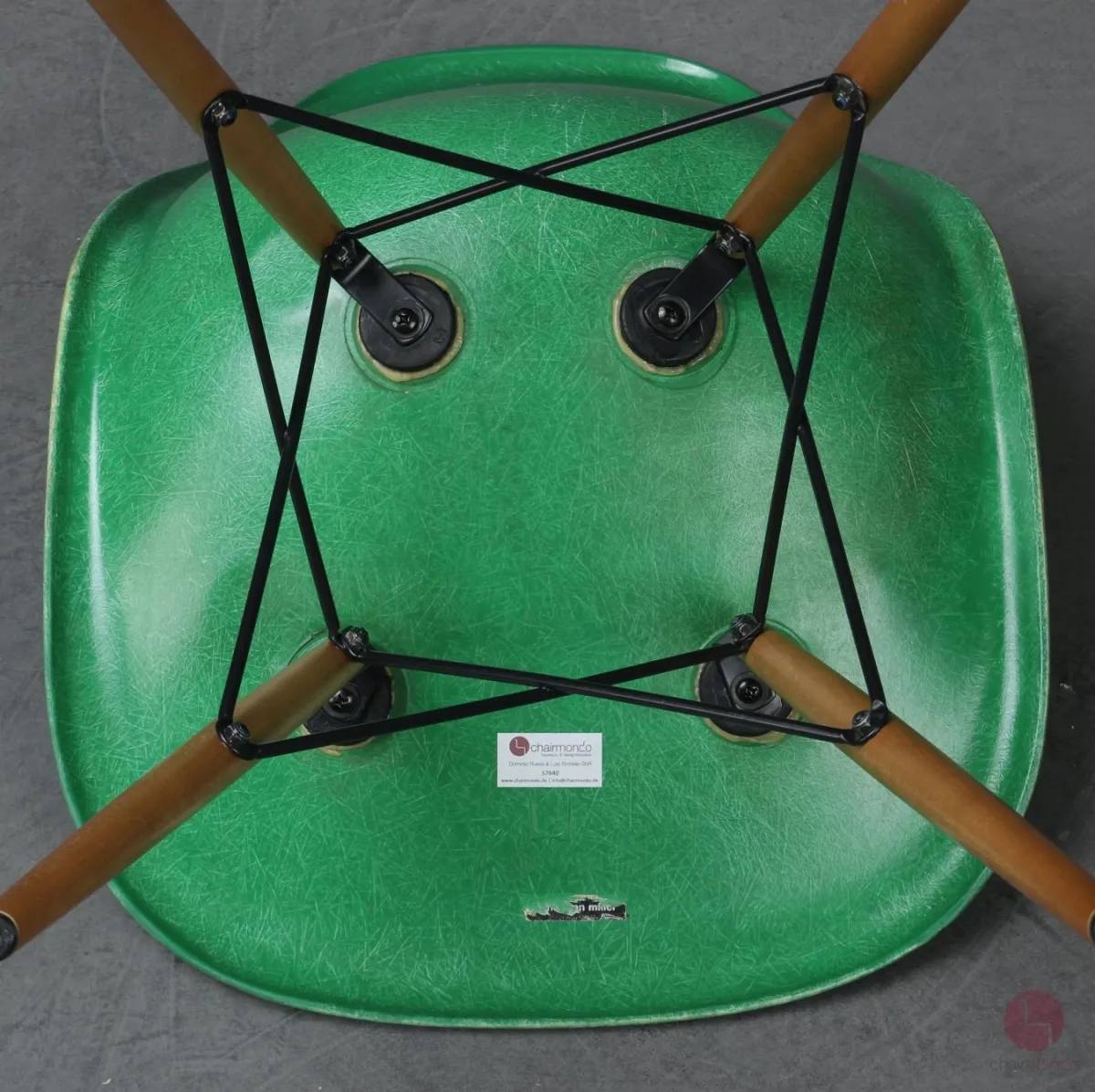 Vitra Eames Side Chair Fiberglass Grün mit Holzgestell gebraucht