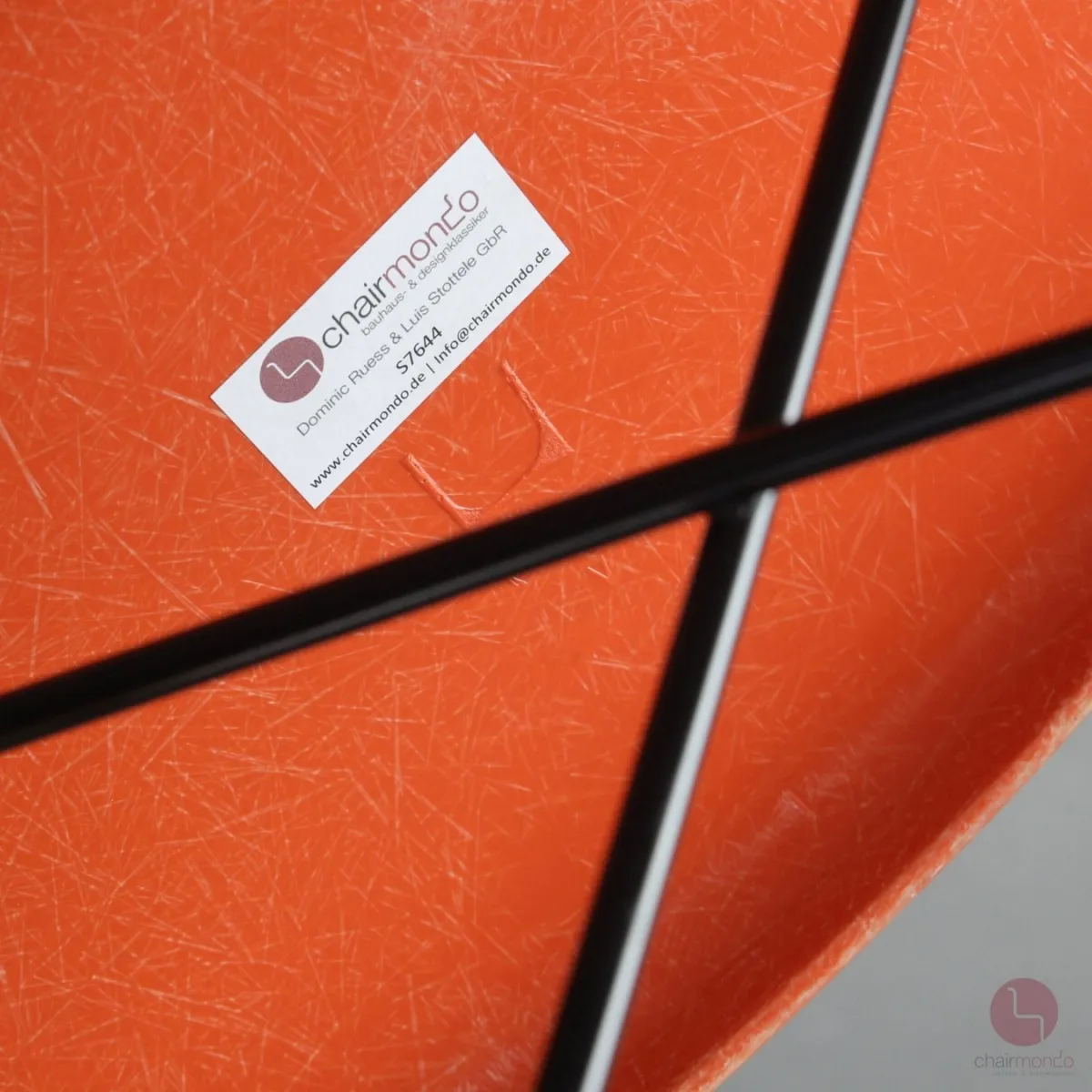 Vitra Eames Side Chair Orange Fiberglass mit Holzgestell gebraucht
