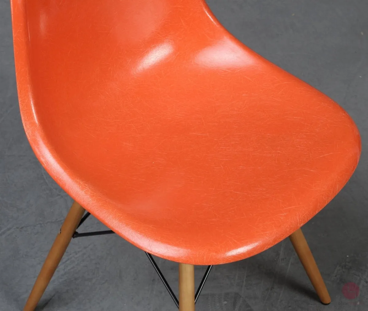 Vitra Eames Side Chair Orange Fiberglass mit Holzgestell gebraucht