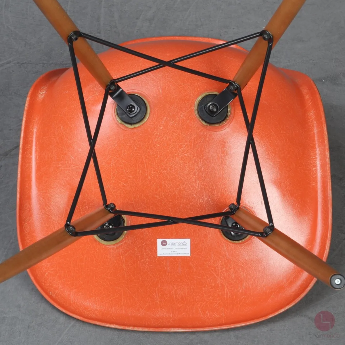 Vitra Eames Side Chair Orange Fiberglass mit Holzgestell gebraucht
