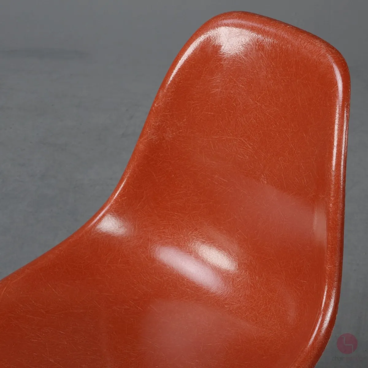 Vitra Eames Side Chair Terracotta Rot Fiberglass Orange mit Holzgestell gebraucht