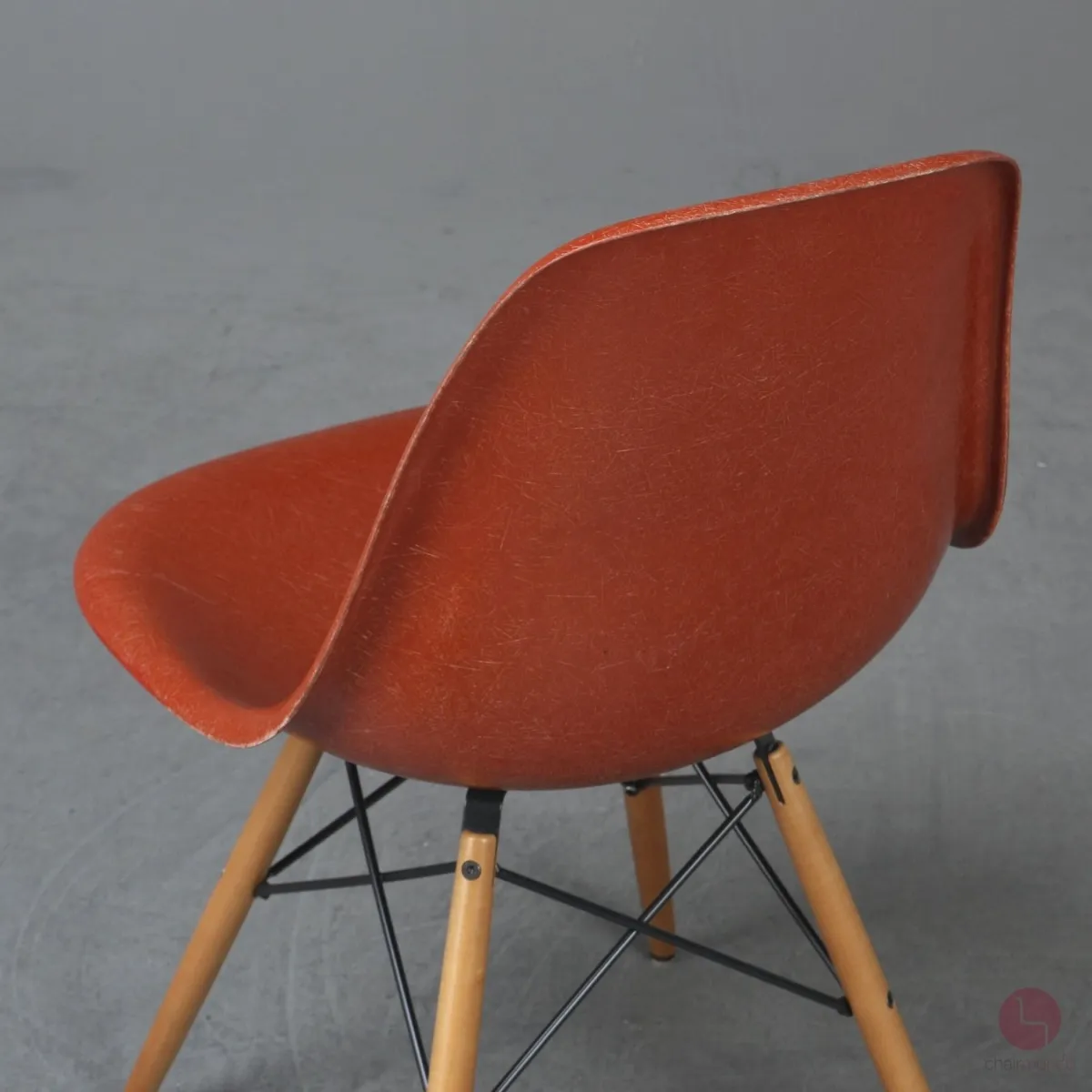 Vitra Eames Side Chair Terracotta Rot Fiberglass Orange mit Holzgestell gebraucht