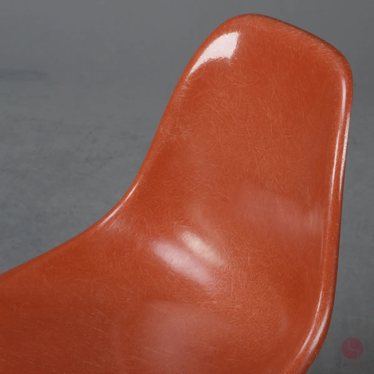 Vitra Eames Side Chair Terracotta Rot Fiberglass Orange mit Holzgestell gebraucht