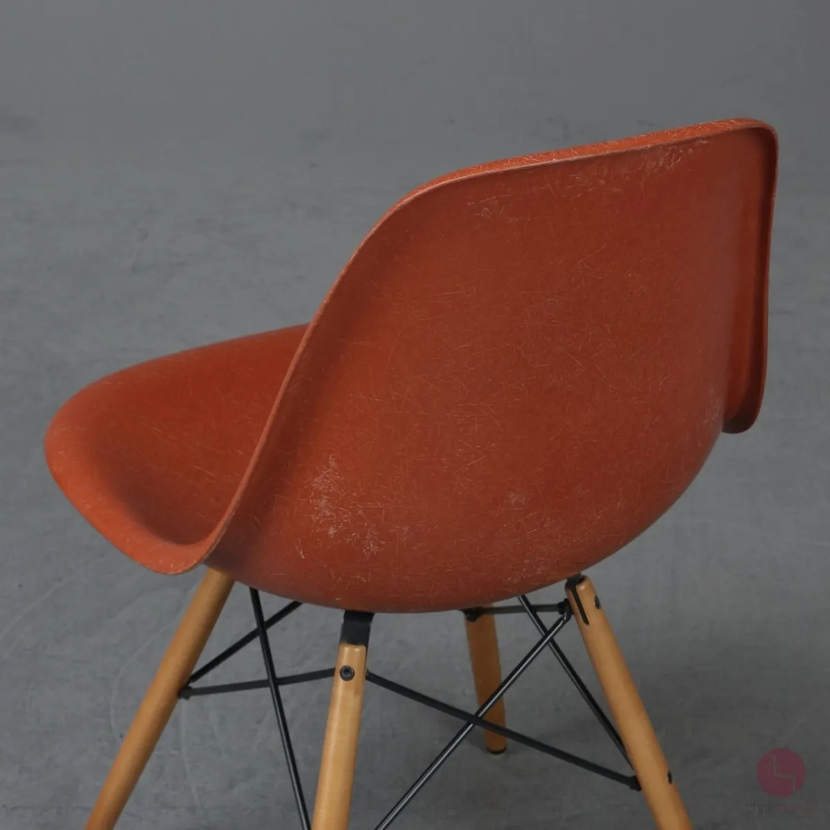 Vitra Eames Side Chair Terracotta Rot Fiberglass Orange mit Holzgestell gebraucht