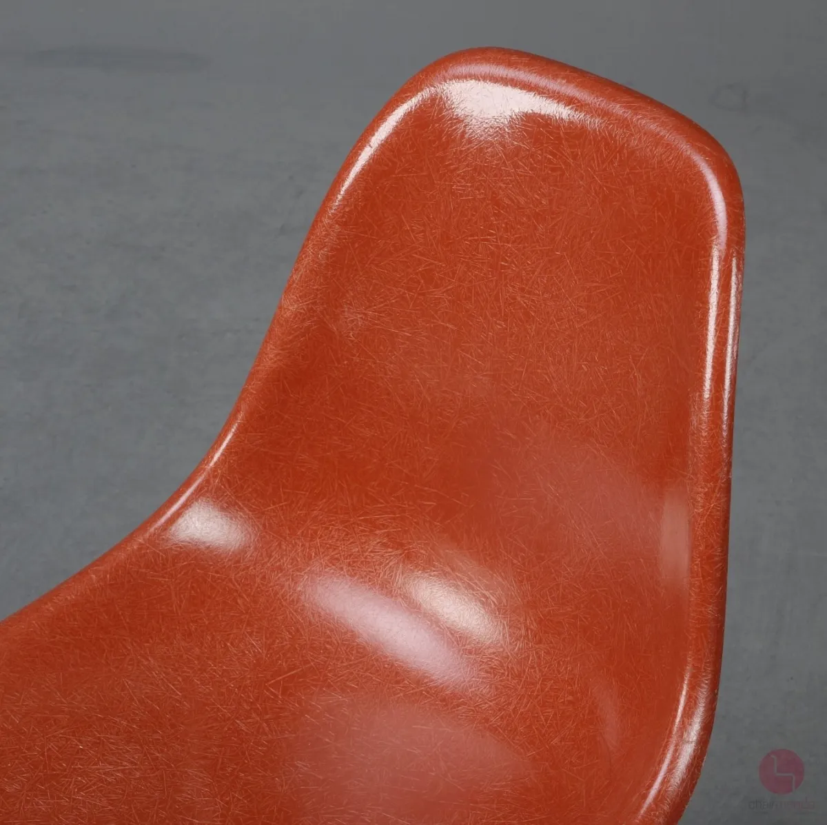 Vitra Eames Side Chair Terracotta Rot Fiberglass Orange mit Holzgestell gebraucht
