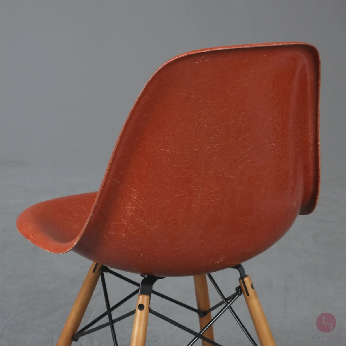 Vitra Eames Side Chair Terracotta Rot Fiberglass Orange mit Holzgestell gebraucht