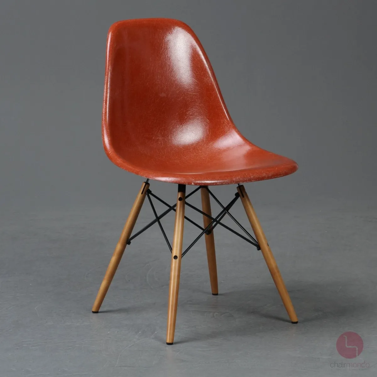 Vitra Eames Side Chair Terracotta Rot Fiberglass Orange mit Holzgestell gebraucht