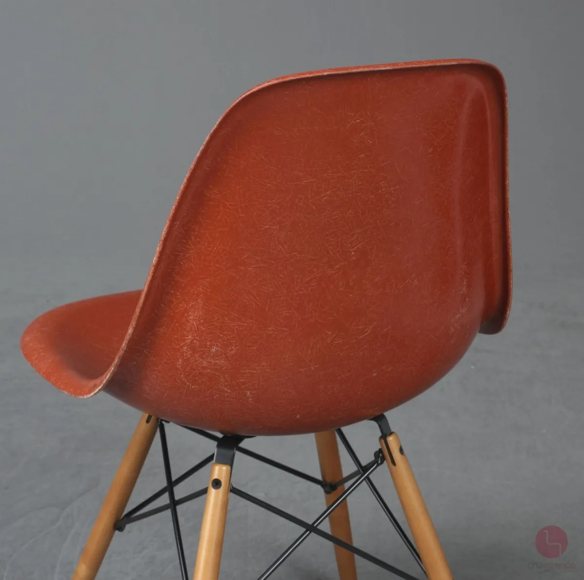 Vitra Eames Side Chair Terracotta Rot Fiberglass Orange mit Holzgestell gebraucht